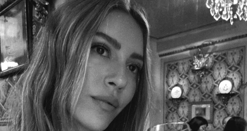 Sinem Kobal, Siyah Beyaz Şıklığıyla Sosyal Medyayı Salladı