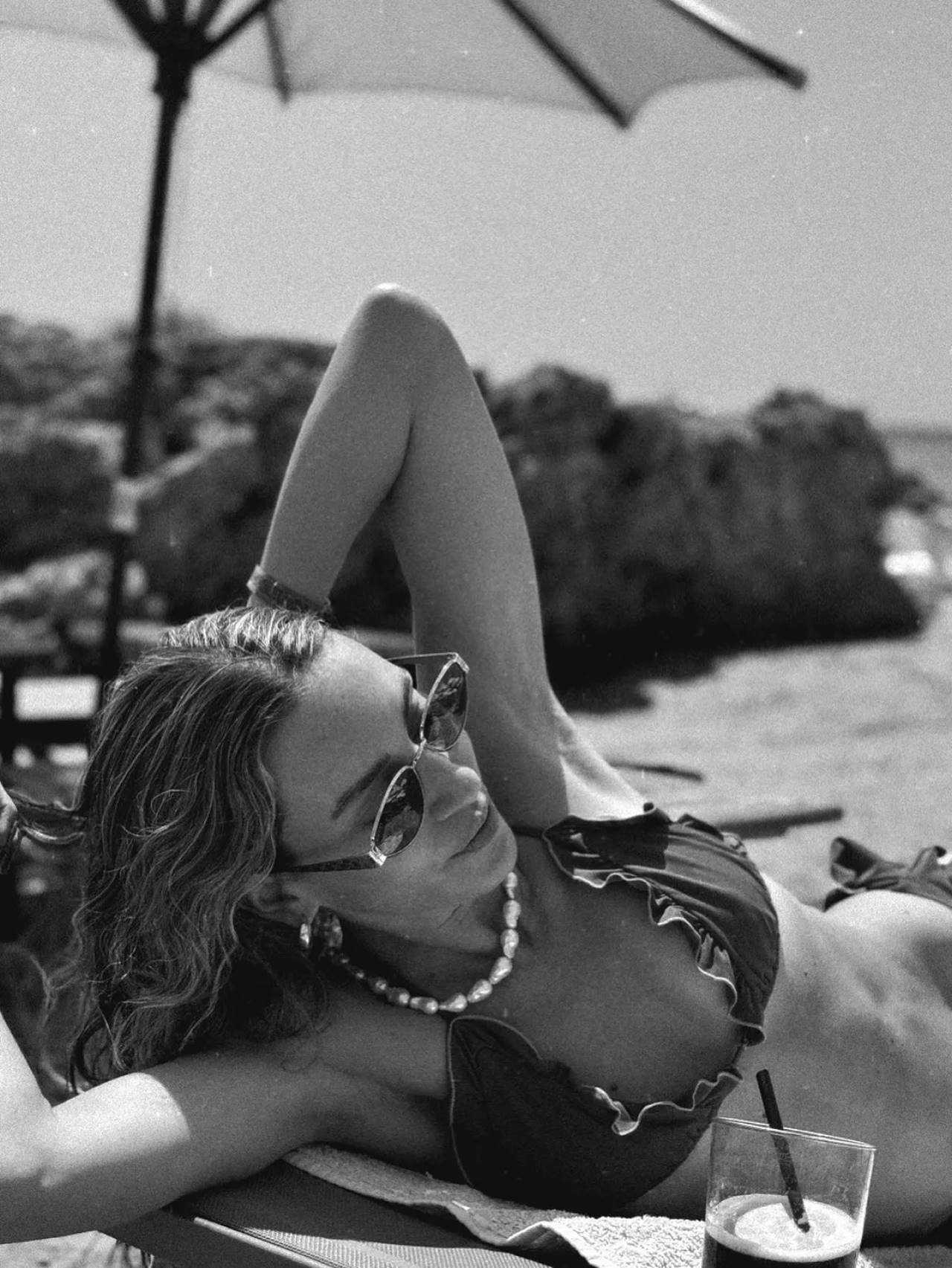 Sinem Kobal, Siyah Beyaz Şıklığıyla Sosyal Medyayı Salladı 2 Sinem Kobal Siyah Beyaz Sikligiyla Sosyal Medyayi Salladi 3