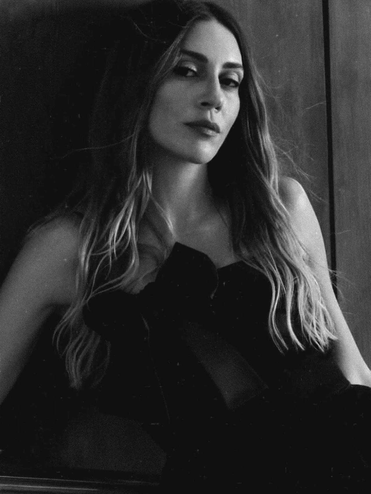 Sinem Kobal, Siyah Beyaz Şıklığıyla Sosyal Medyayı Salladı 4 Sinem Kobal Siyah Beyaz Sikligiyla Sosyal Medyayi Salladi 5