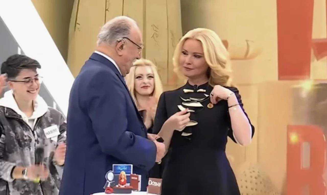 Müge Anlı’nın Doğum Gününde Altın Sürprizi 3 Muge Anlinin Dogum Gununde Altin Surprizi 4