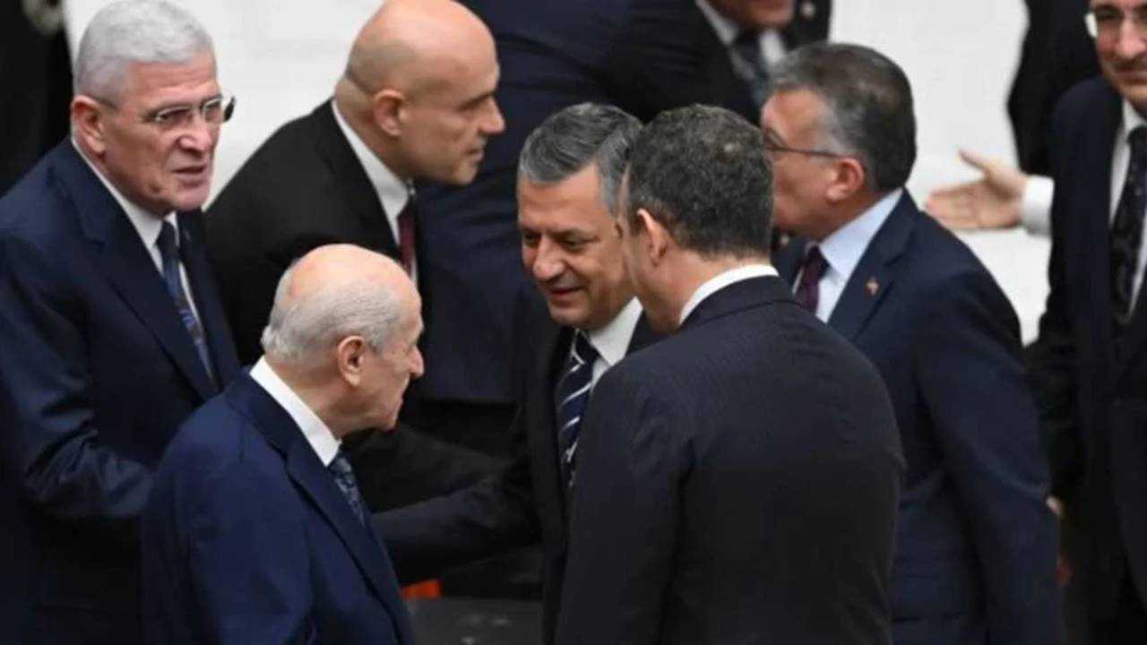 Özgür Özel ve DEM Partililer Bahçeli’yle Tokalaştı 1 Ozgur Ozel ve DEM Partililer Bahceliyle Tokalasti 2