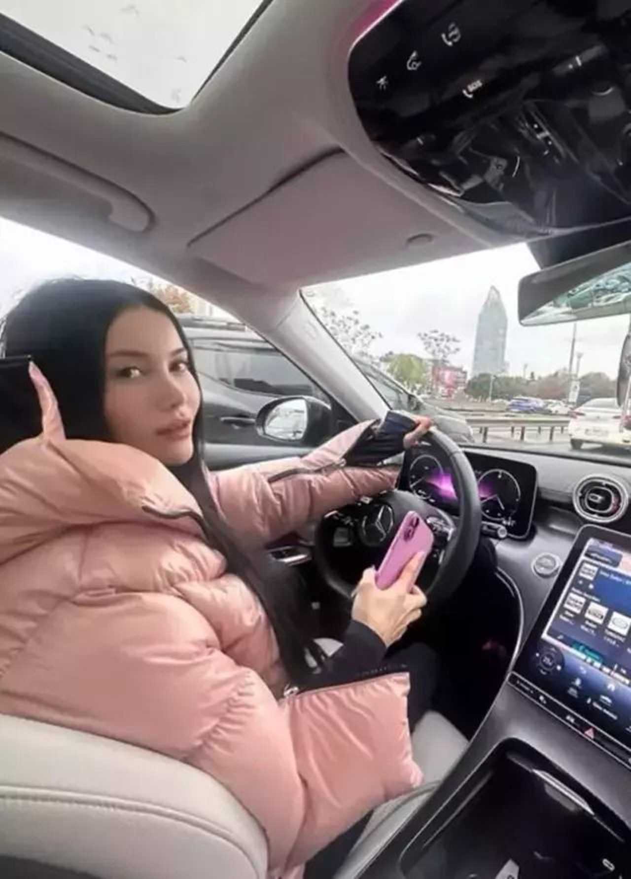 Cansel Ayanoğlu’nun Pembe Lüks Aracı Sosyal Medyada Gündem 4 Cansel Ayanoglunun Pembe Luks Araci Sosyal Medyada Gundem 5