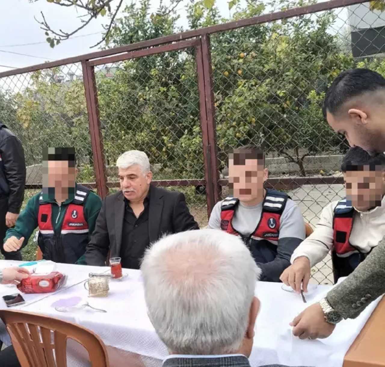 Cenazede Olağanüstü Önlem: Uçmak Cezaevinden İzinli Çıktı 3 Cenazede Olaganustu Onlem Ucmak Cezaevinden Izinli Cikti 4