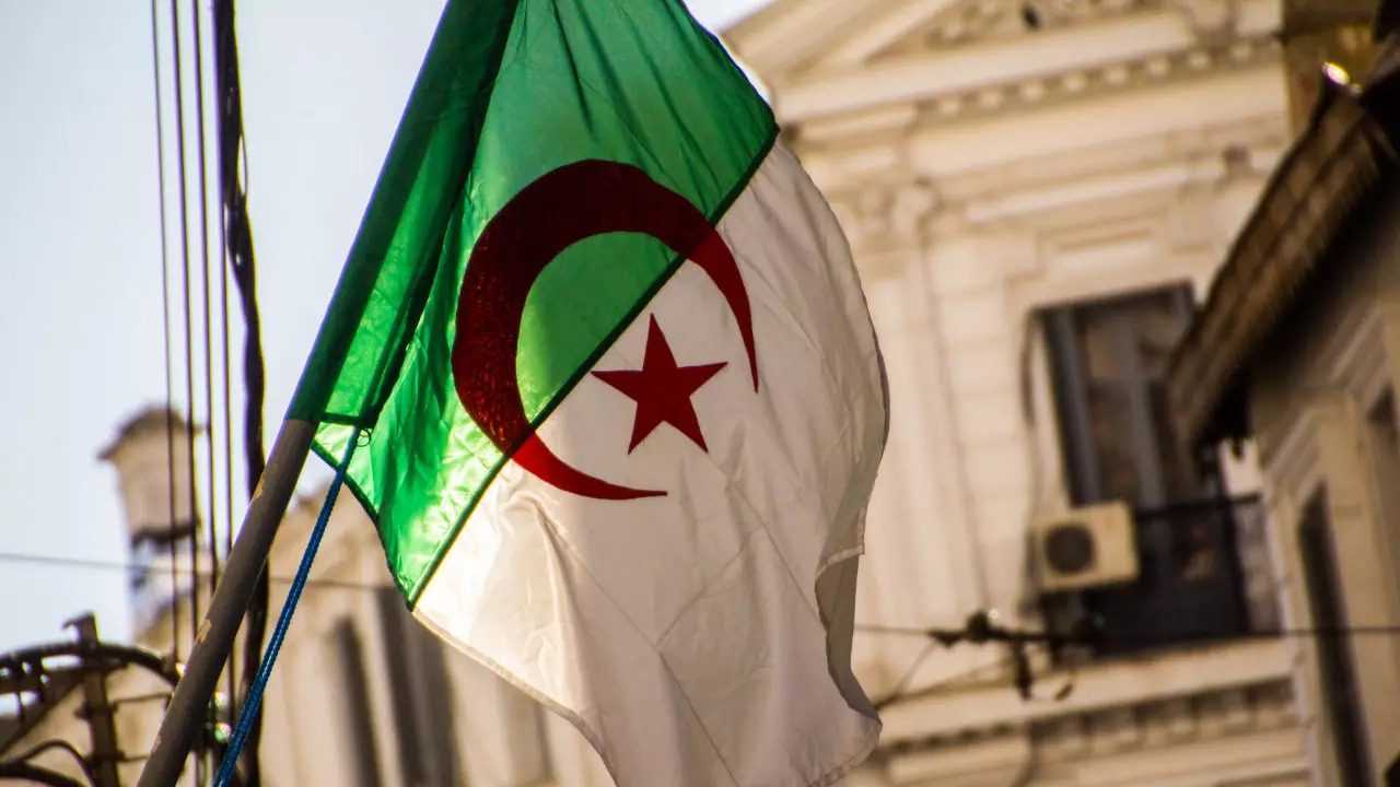 Cezayirden France 2ye Sert Tepki Kabul Edilemez 2