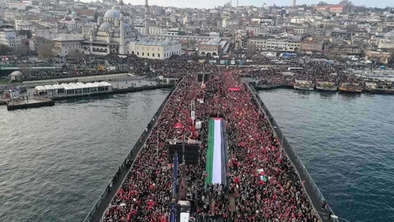 Galata Köprüsü’nde Filistin İçin Tek Ses 1 Galata Koprusunde Filistin Icin Tek Ses 2
