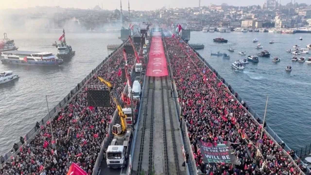 Galata Köprüsü’nde Filistin İçin Tek Ses 6 Galata Koprusunde Filistin Icin Tek Ses 7