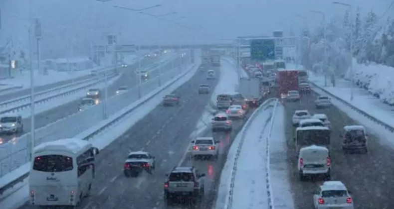 İstanbul’da Etkili Olan Kar Yağışı Trafiği Durdurdu