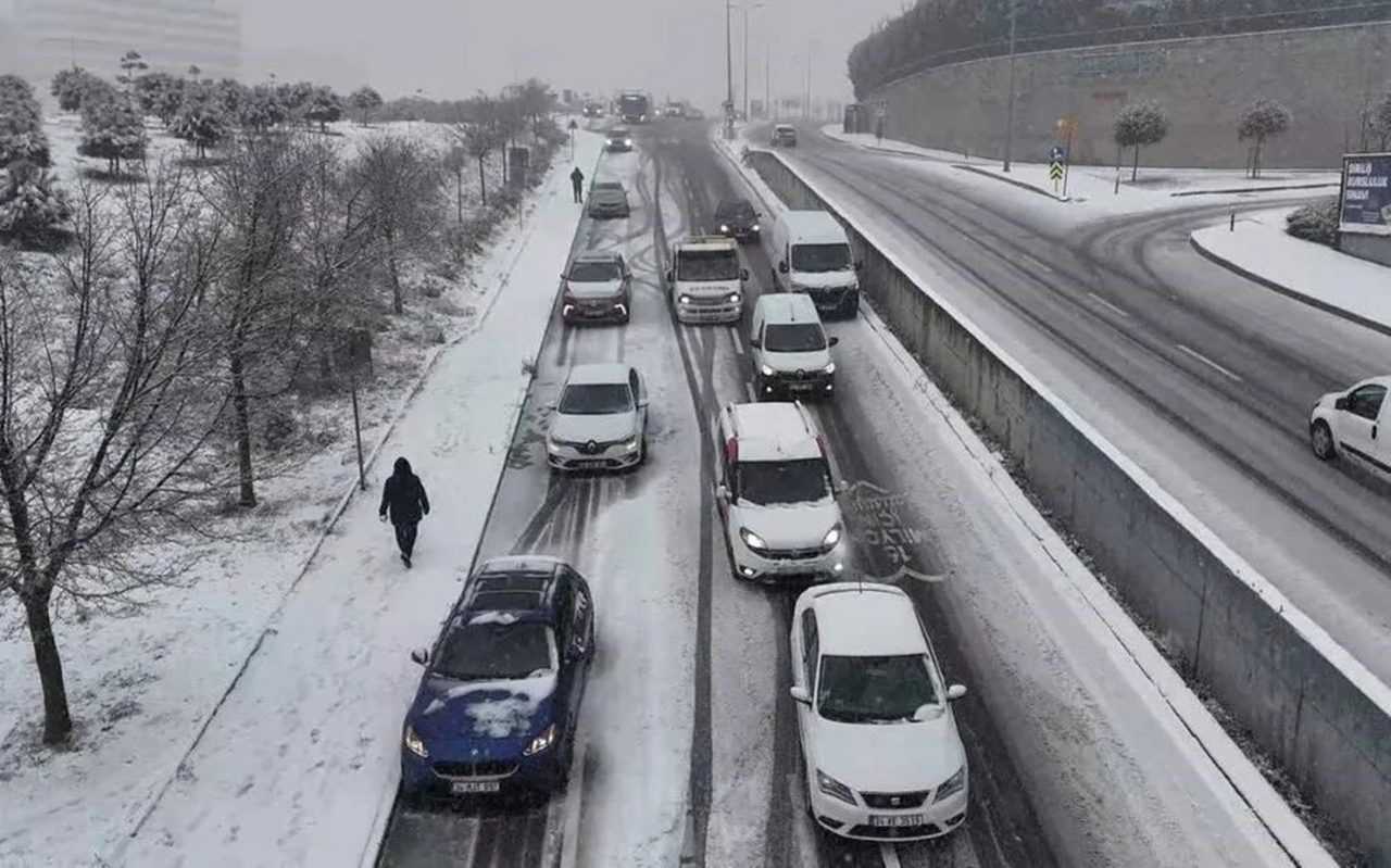 Istanbulda Etkili Olan Kar Yagisi Trafigi Durdurdu 2