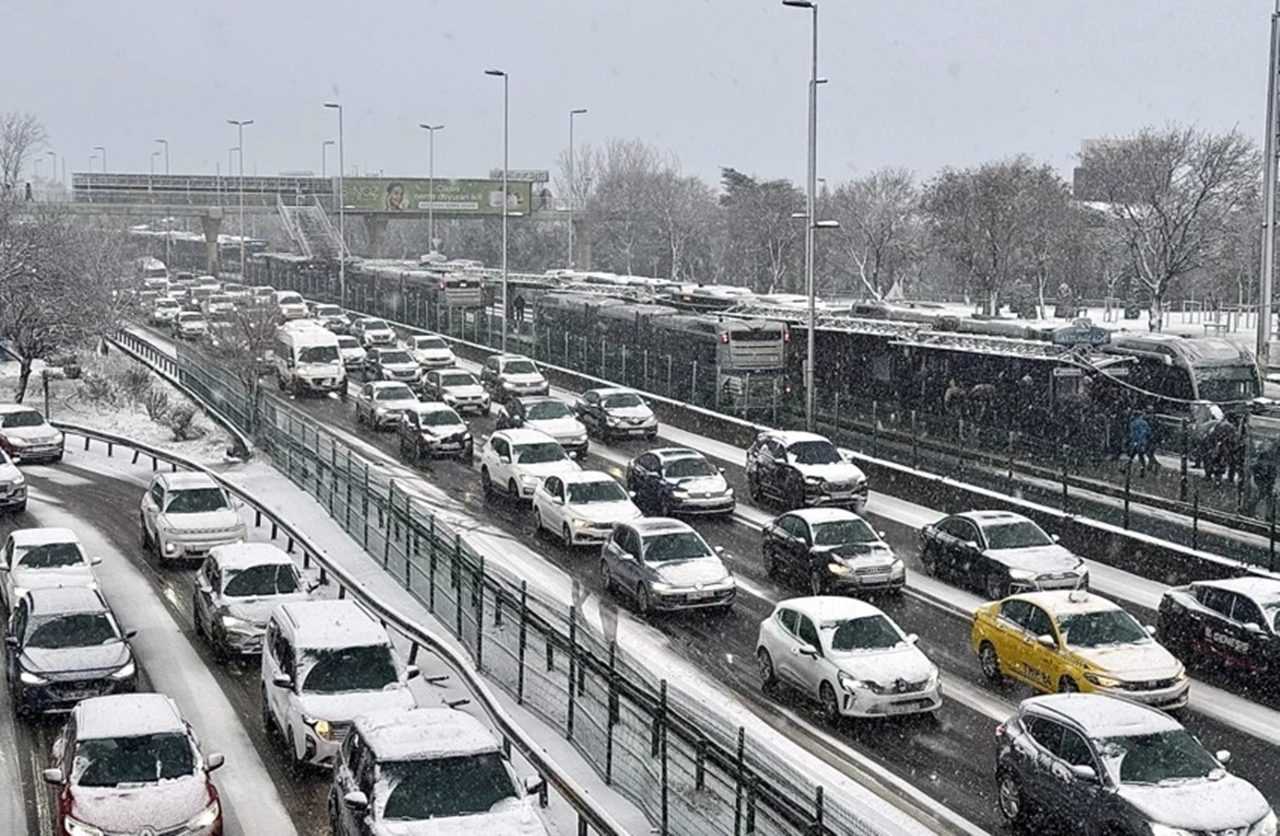 Istanbulda Etkili Olan Kar Yagisi Trafigi Durdurdu 3