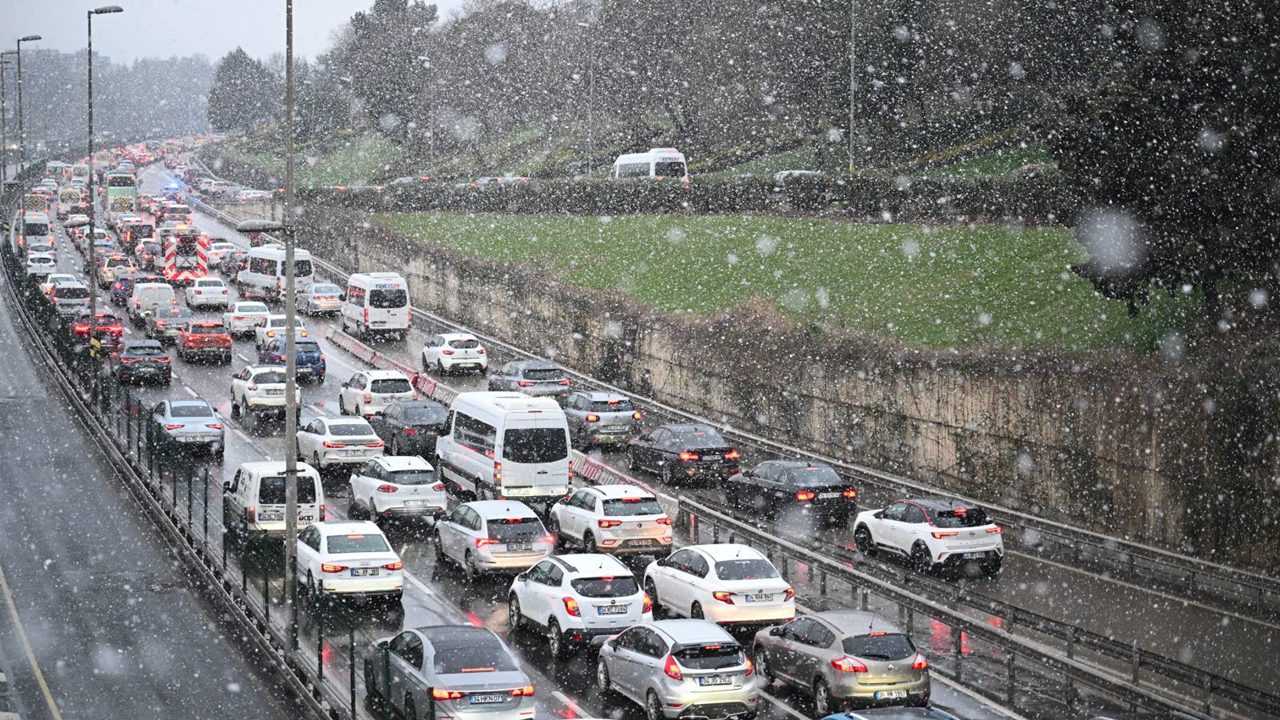 Istanbulda Etkili Olan Kar Yagisi Trafigi Durdurdu 5