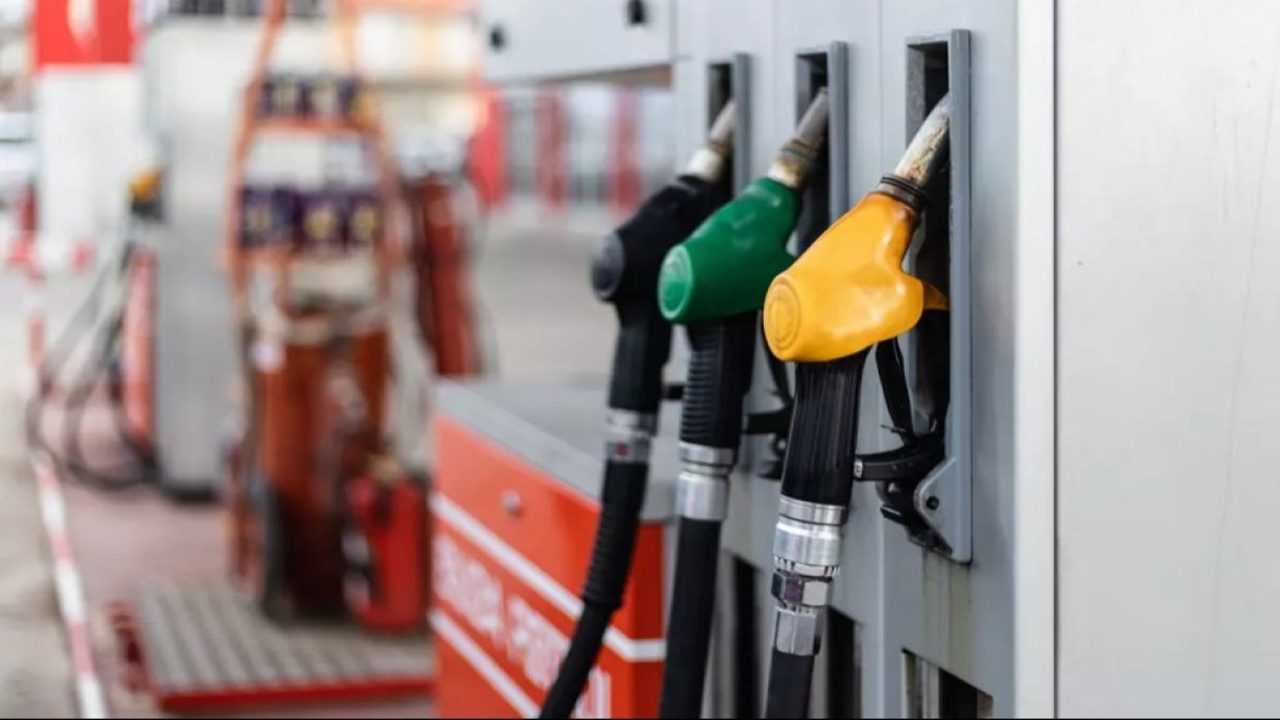 Pompalara Yansıyan Artış: Benzin ve Motorinde Zam Kapıda 4 Pompalara Yansiyan Artis Benzin ve Motorinde Zam Kapida 5