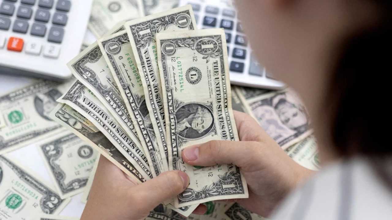 Dolar ve Euro Güne Yatay Olarak Başladı 1 Dolar ve Euro Gune Yatay Olarak Basladi 1