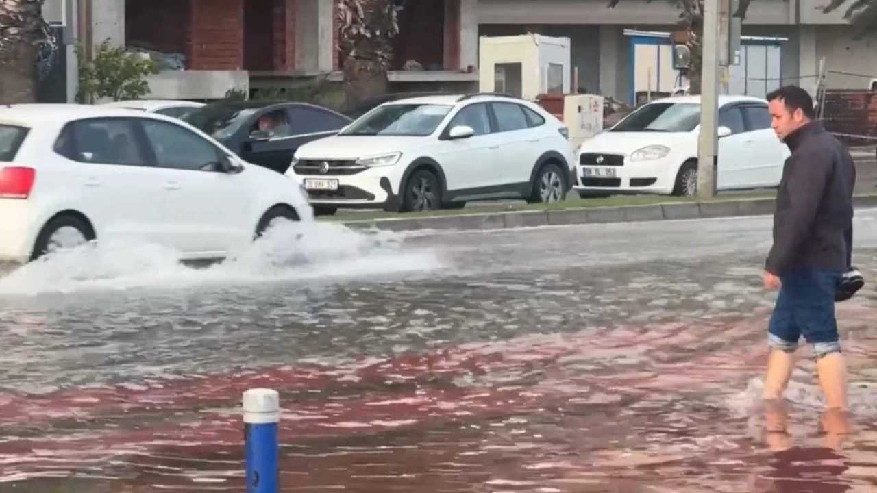Firtina Izmiri Vurdu Deniz Sokaklara Tasti 1