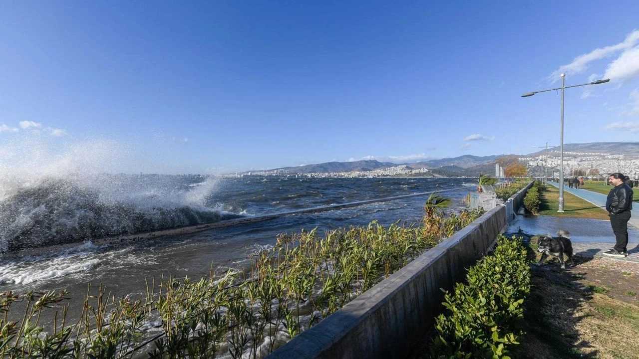 Firtina Izmiri Vurdu Deniz Sokaklara Tasti 2