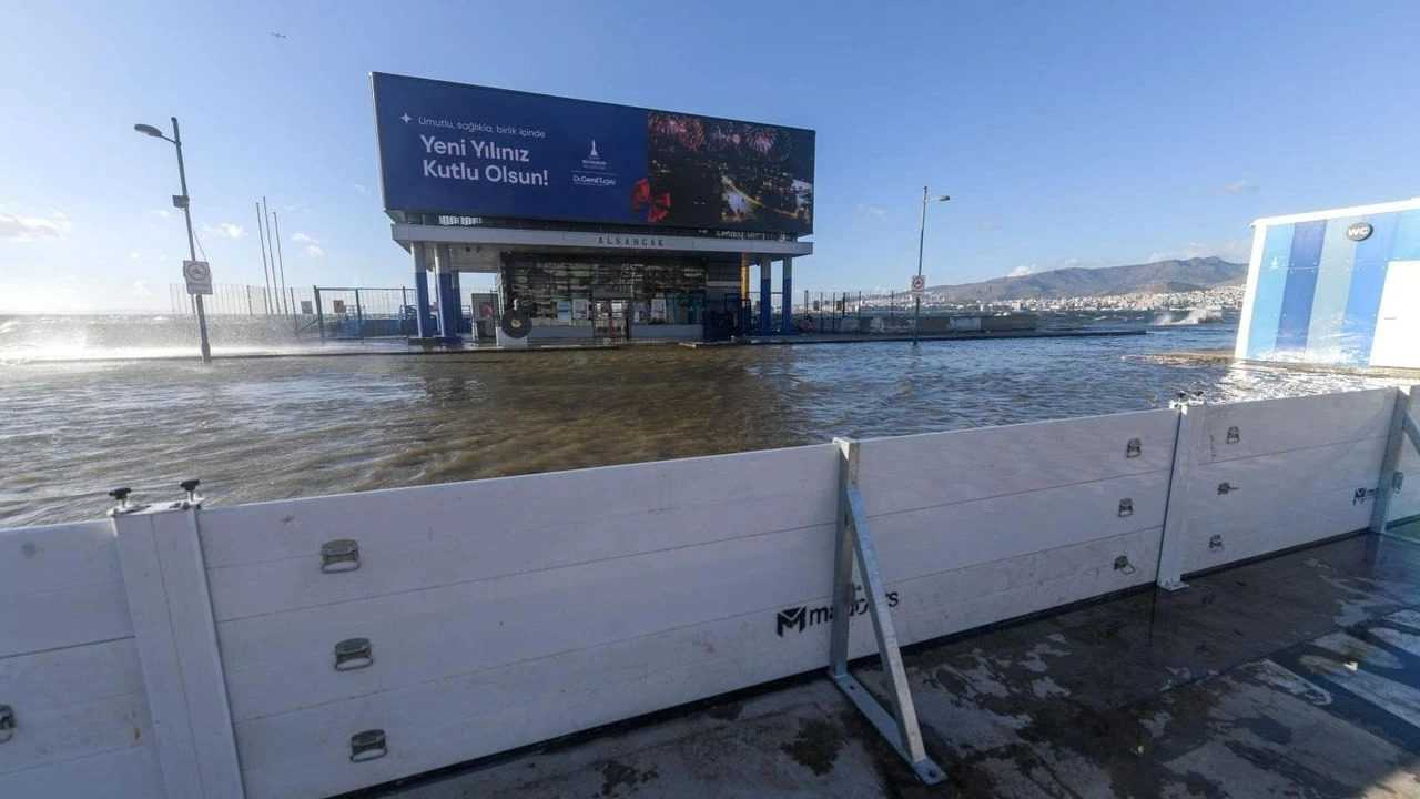 Firtina Izmiri Vurdu Deniz Sokaklara Tasti 3