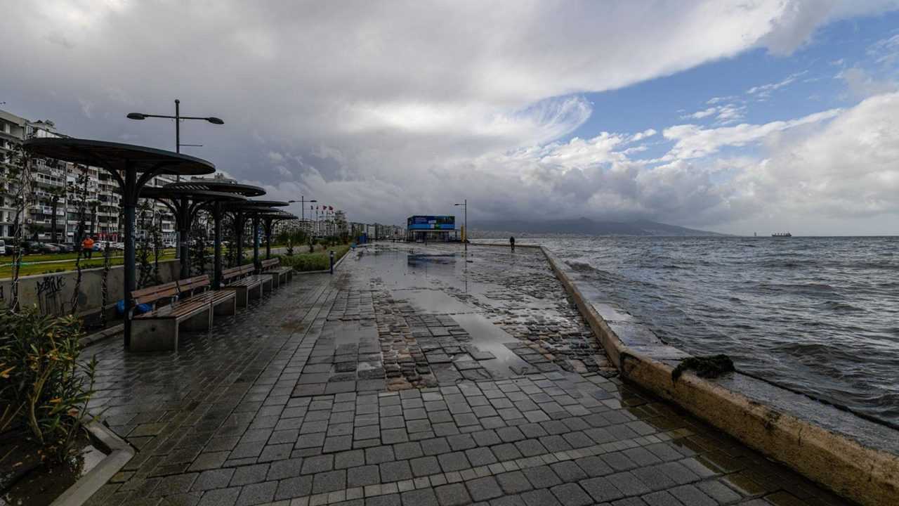 Firtina Izmiri Vurdu Deniz Sokaklara Tasti 5