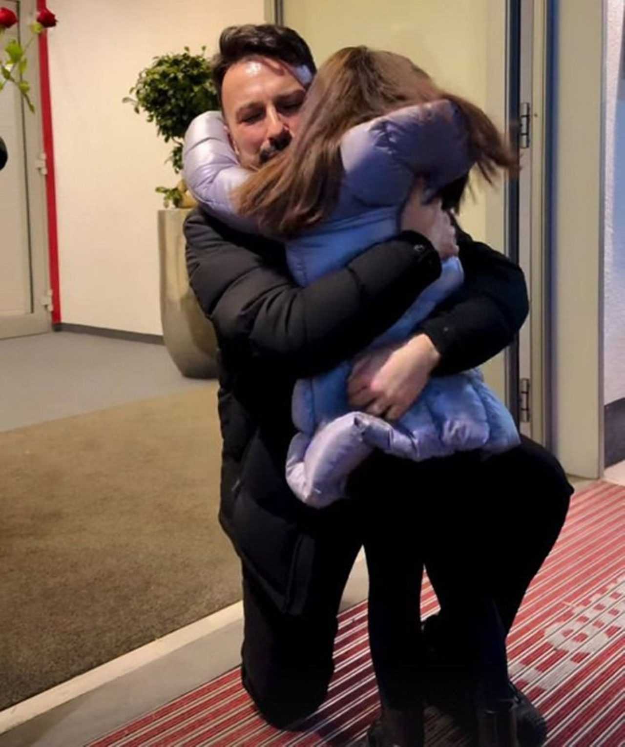 Tarkan’ın Kalbi Ailesinde: Liya’ya Kavuşma Anı 10 Tarkanin Kalbi Ailesinde Liyaya Kavusma Ani 11