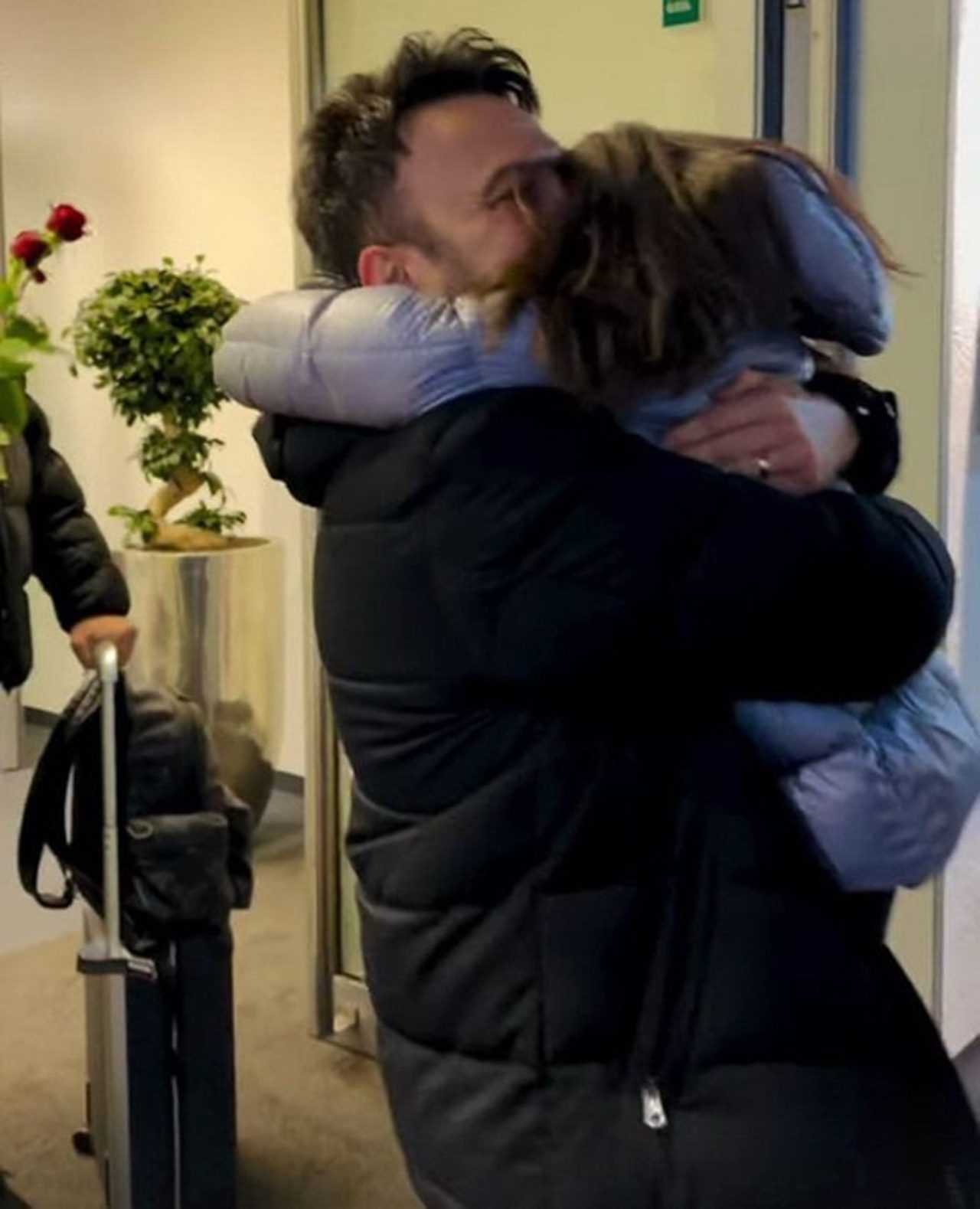 Tarkan’ın Kalbi Ailesinde: Liya’ya Kavuşma Anı 12 Tarkanin Kalbi Ailesinde Liyaya Kavusma Ani 13
