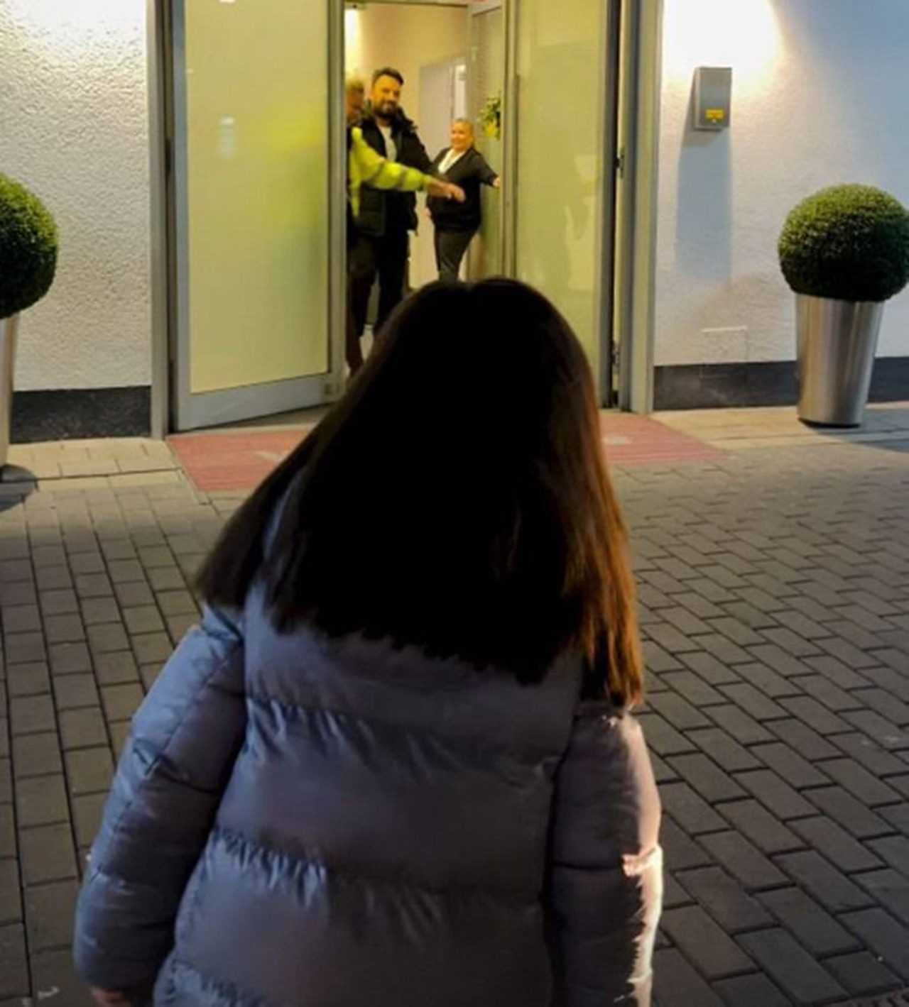 Tarkan’ın Kalbi Ailesinde: Liya’ya Kavuşma Anı 5 Tarkanin Kalbi Ailesinde Liyaya Kavusma Ani 6
