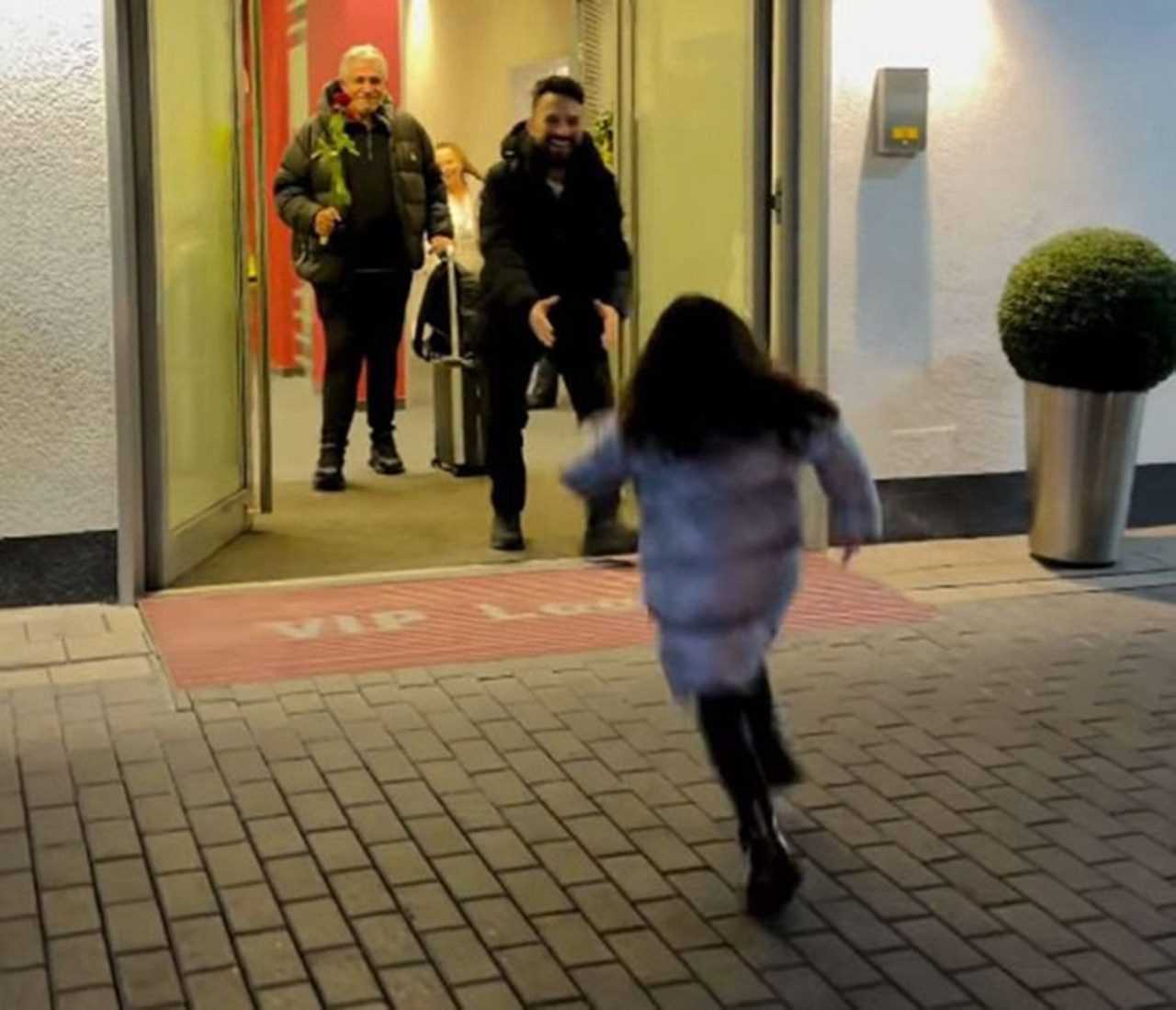 Tarkan’ın Kalbi Ailesinde: Liya’ya Kavuşma Anı 6 Tarkanin Kalbi Ailesinde Liyaya Kavusma Ani 7