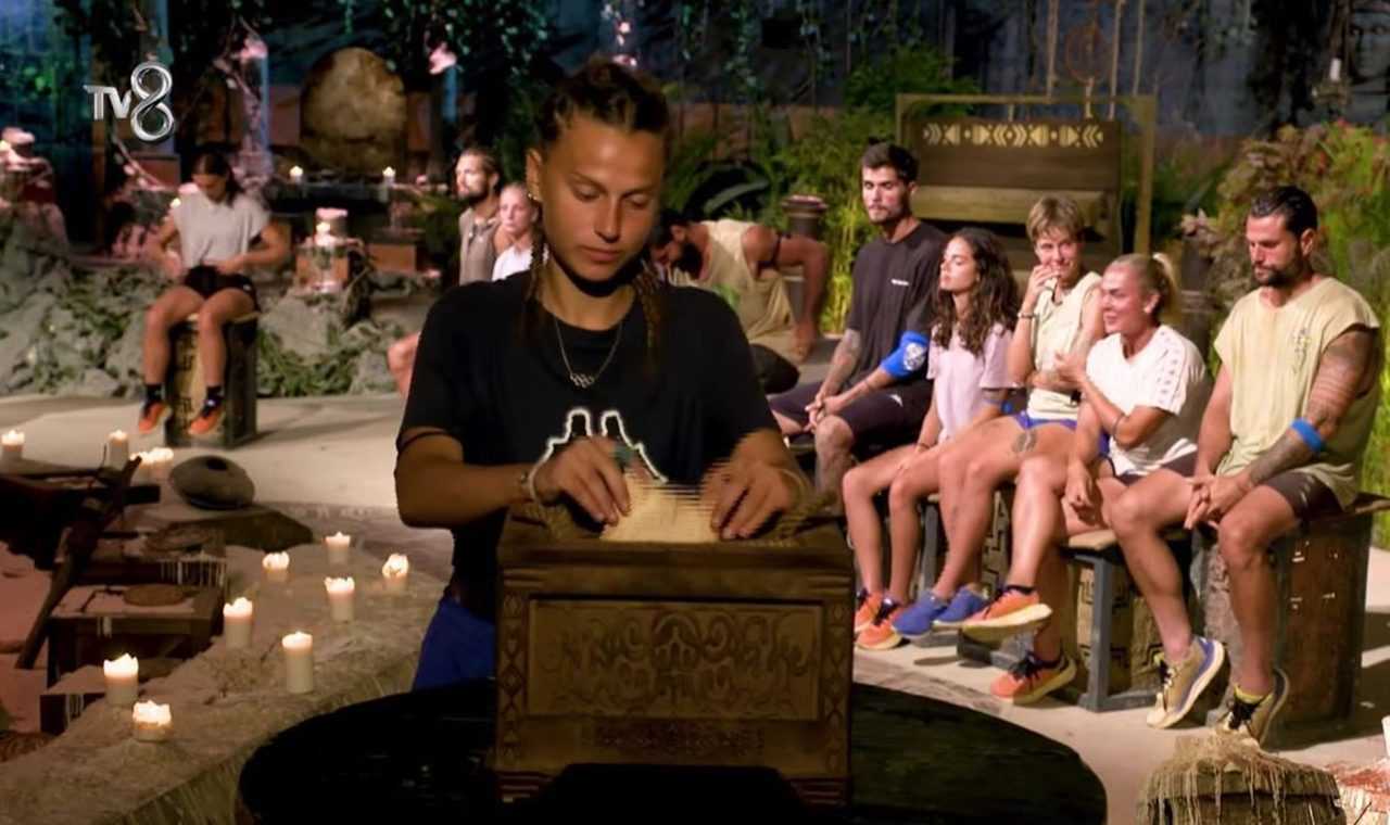 Çamur, Zil ve Bayrak Mücadelesi: Survivor’da Heyecan Dorukta 14 Camur Zil ve Bayrak Mucadelesi Survivorda Heyecan Dorukta 15