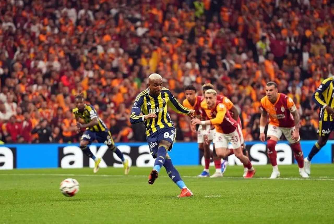 Fenerbahçe’ye Ağır Darbe! Galatasaray Derbiyi Farklı Kazandı 10 Fenerbahceye Agir Darbe Galatasaray Derbiyi Farkli Kazandi 11