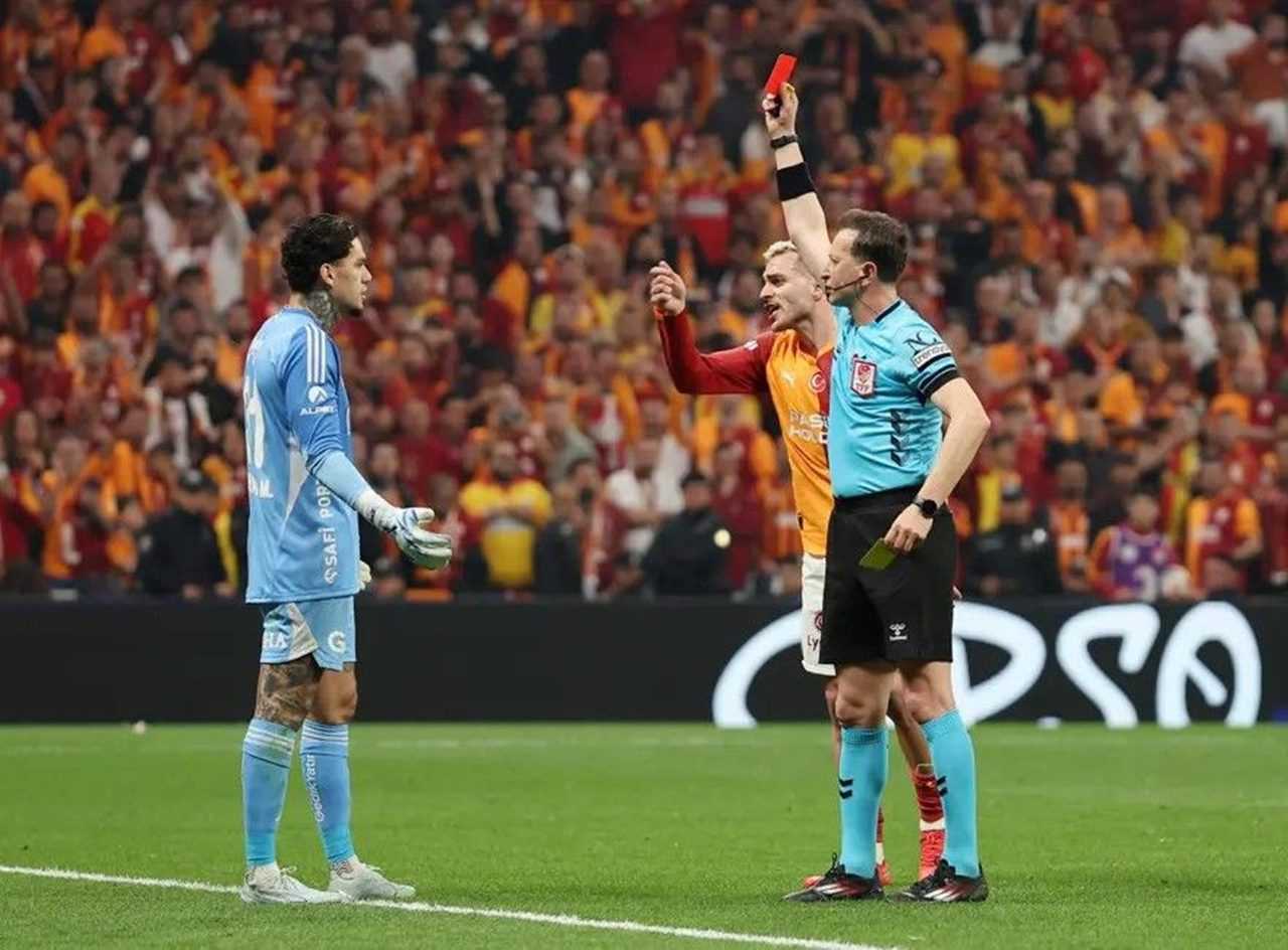 Fenerbahçe’ye Ağır Darbe! Galatasaray Derbiyi Farklı Kazandı 2 Fenerbahceye Agir Darbe Galatasaray Derbiyi Farkli Kazandi 3