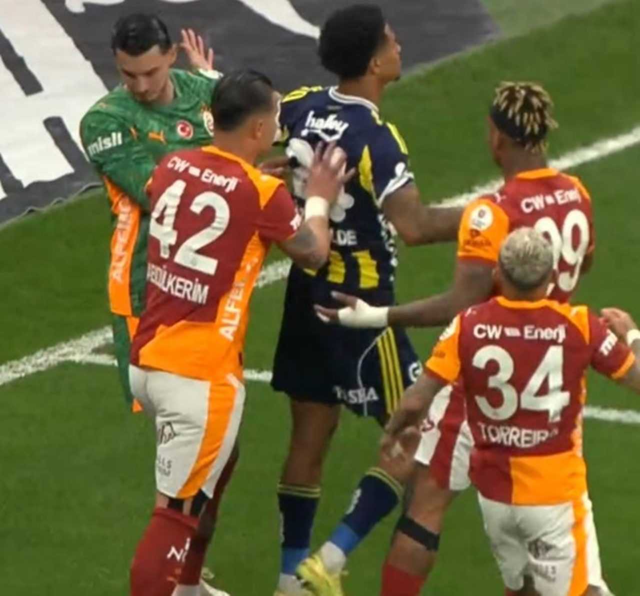 Galatasaray–Fenerbahçe derbisi’nde, Uğurcan Çakır’a Şok Ceza 1 Galatasaray–Fenerbahce derbisinde Ugurcan Cakira Sok Ceza 2