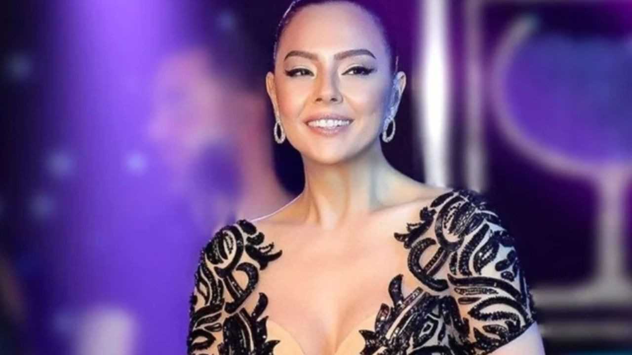 Sahnede Acikladi Ebru Gundesten Estetik Bombasi 10