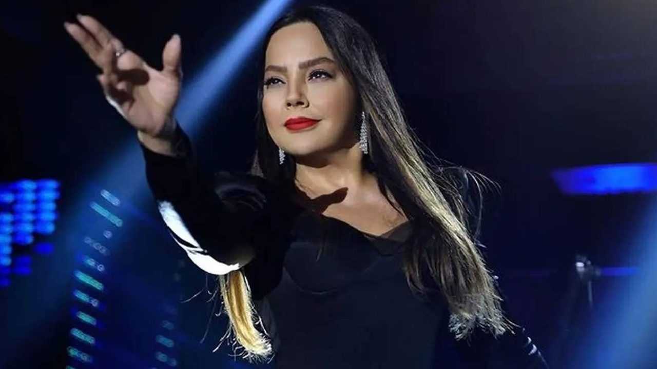 Sahnede Acikladi Ebru Gundesten Estetik Bombasi 13
