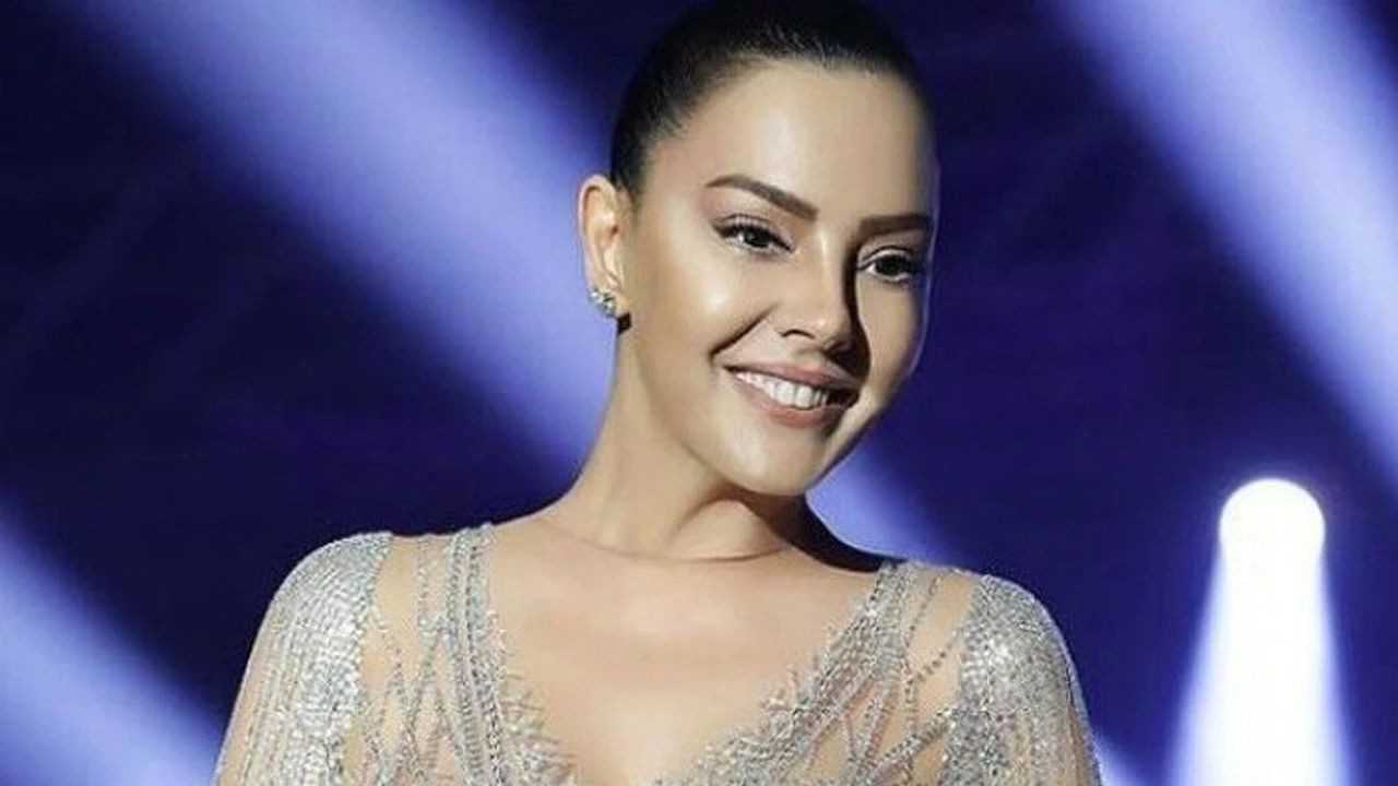 Sahnede Acikladi Ebru Gundesten Estetik Bombasi 5