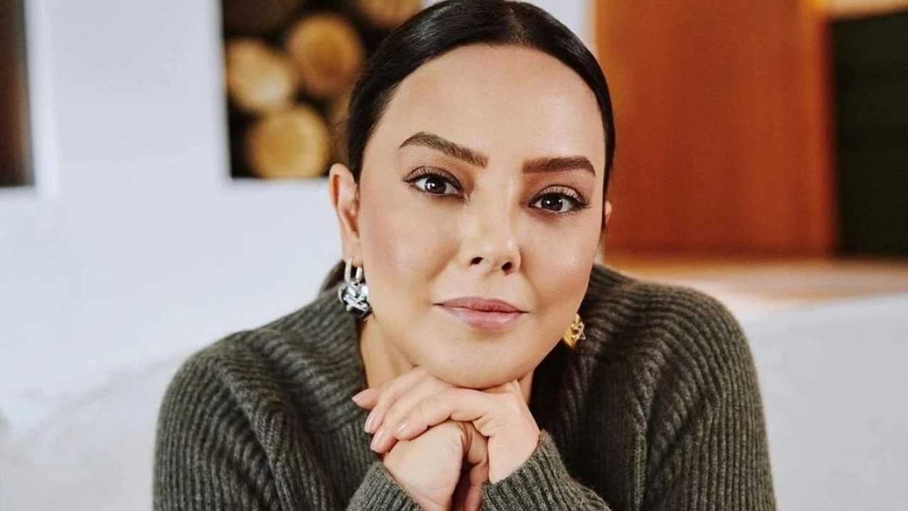 Sahnede Acikladi Ebru Gundesten Estetik Bombasi 8