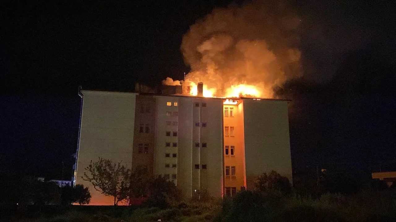 Saniyeler İçinde Büyüyen Tehlike: Yurt Çatısında Yangın 2 Saniyeler Icinde Buyuyen Tehlike Yurt Catisinda Yangin 3