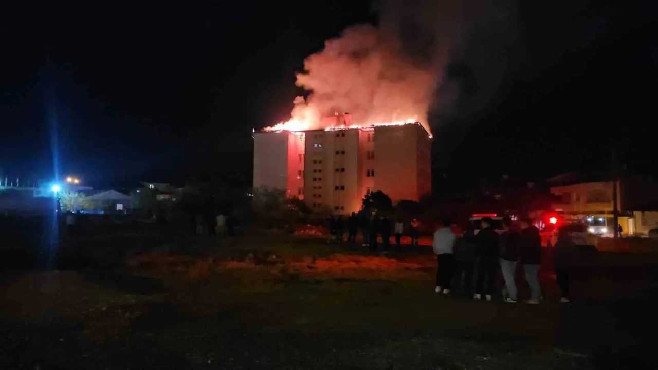 Saniyeler İçinde Büyüyen Tehlike: Yurt Çatısında Yangın 4 Saniyeler Icinde Buyuyen Tehlike Yurt Catisinda Yangin 5