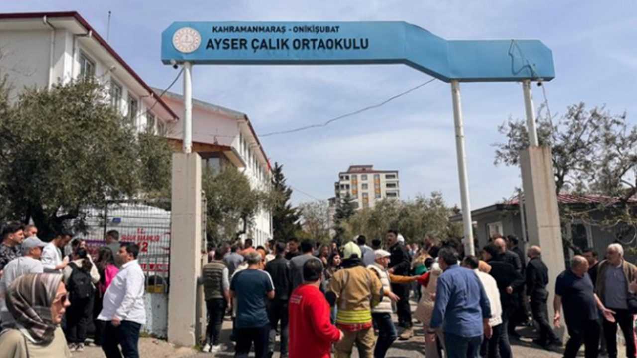 Sınıfta Sessiz Kalan Çocuk, Teneffüste Yalnız Gezen Gölge 1 Sinifta Sessiz Kalan Cocuk Teneffuste Yalniz Gezen Golge 2