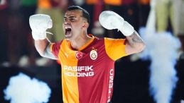 Boks Eldivenleriyle Coştu, Tribünleri Ayağa Kaldırdı