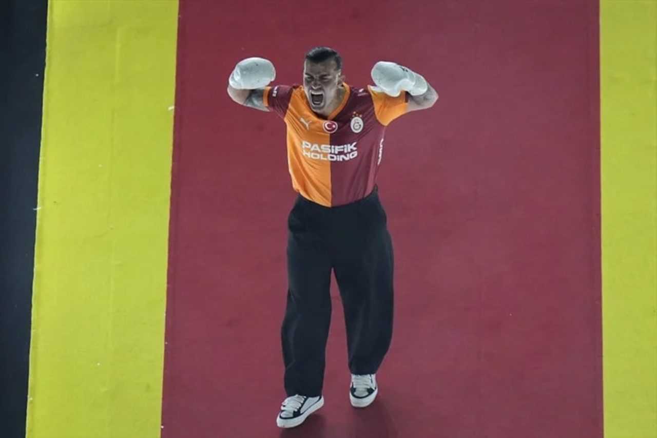 Boks Eldivenleriyle Coştu, Tribünleri Ayağa Kaldırdı 1 Boks Eldivenleriyle Costu Tribunleri Ayaga Kaldirdi 2