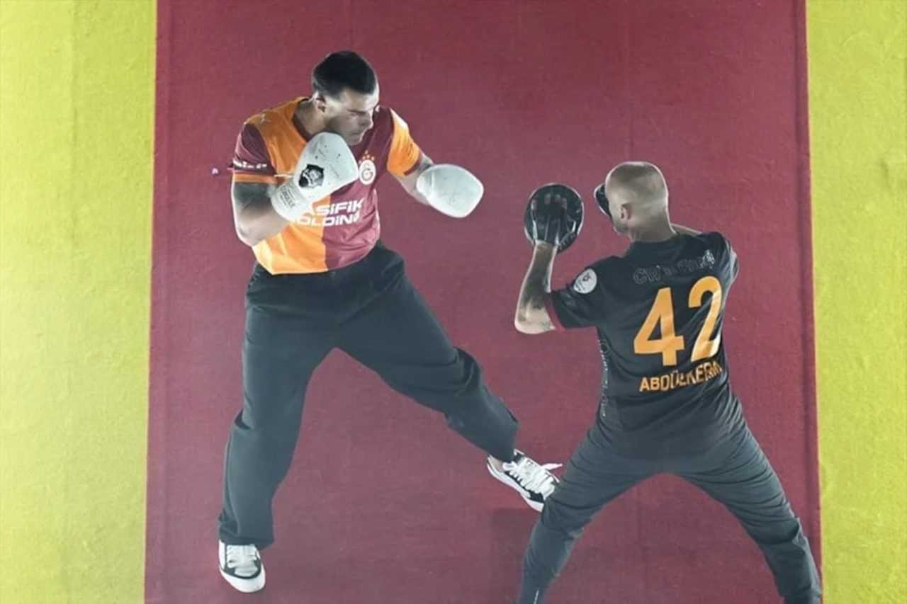 Boks Eldivenleriyle Coştu, Tribünleri Ayağa Kaldırdı 2 Boks Eldivenleriyle Costu Tribunleri Ayaga Kaldirdi 3