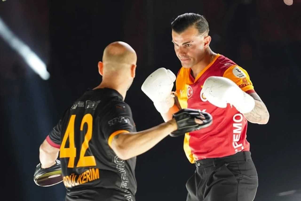 Boks Eldivenleriyle Coştu, Tribünleri Ayağa Kaldırdı 3 Boks Eldivenleriyle Costu Tribunleri Ayaga Kaldirdi 4