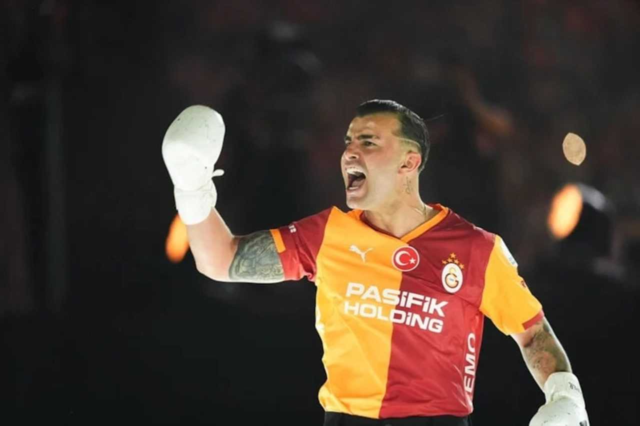 Boks Eldivenleriyle Coştu, Tribünleri Ayağa Kaldırdı 4 Boks Eldivenleriyle Costu Tribunleri Ayaga Kaldirdi 5