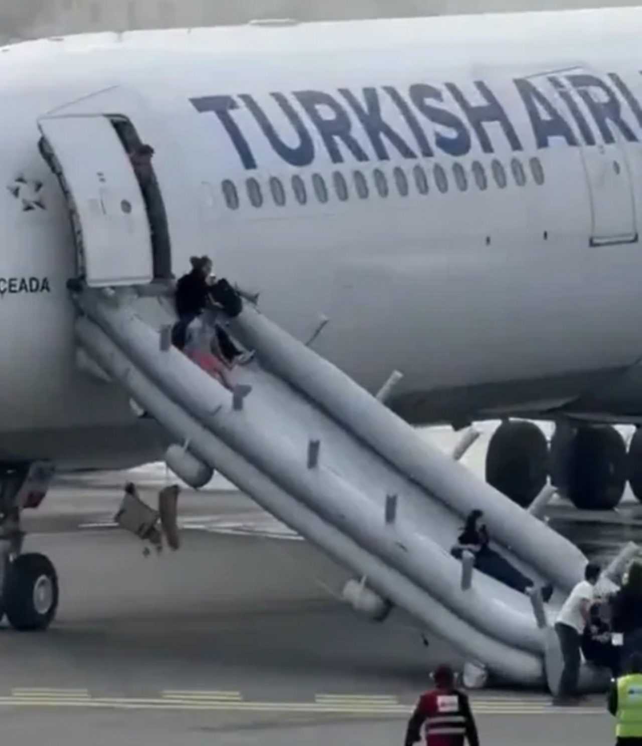 İniş Sonrası Panik: THY Uçağında Acil Tahliye Kararı 2 Inis Sonrasi Panik THY Ucaginda Acil Tahliye Karari 3