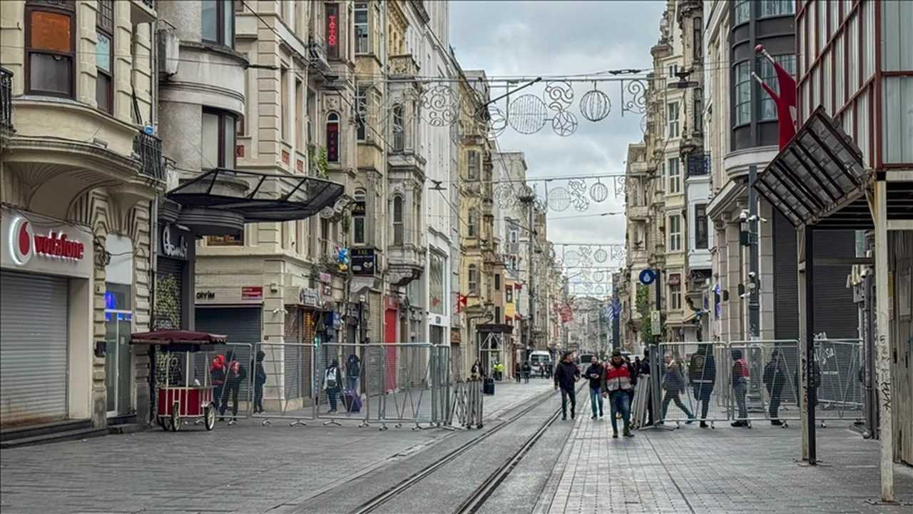 İstanbul’da 1 Mayıs Alarmı: Ulaşım Durdu, Yollar Kapatıldı 2 Istanbulda 1 Mayis Alarmi Ulasim Durdu Yollar Kapatildi 3