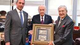 Koç’tan Bahçeli’ye Tarihî Bozkurtlu Hediye