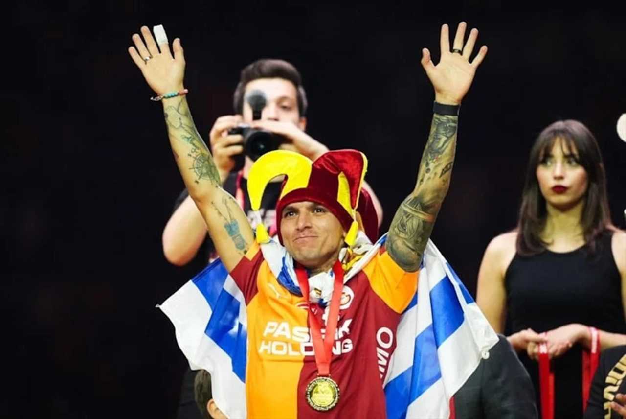 Sahada Duygu Patlaması: Torreıra Gözyaşlarına Hâkim Olamadı 5 Sahada Duygu Patlamasi Torreira Gozyaslarina Hakim Olamadi 6