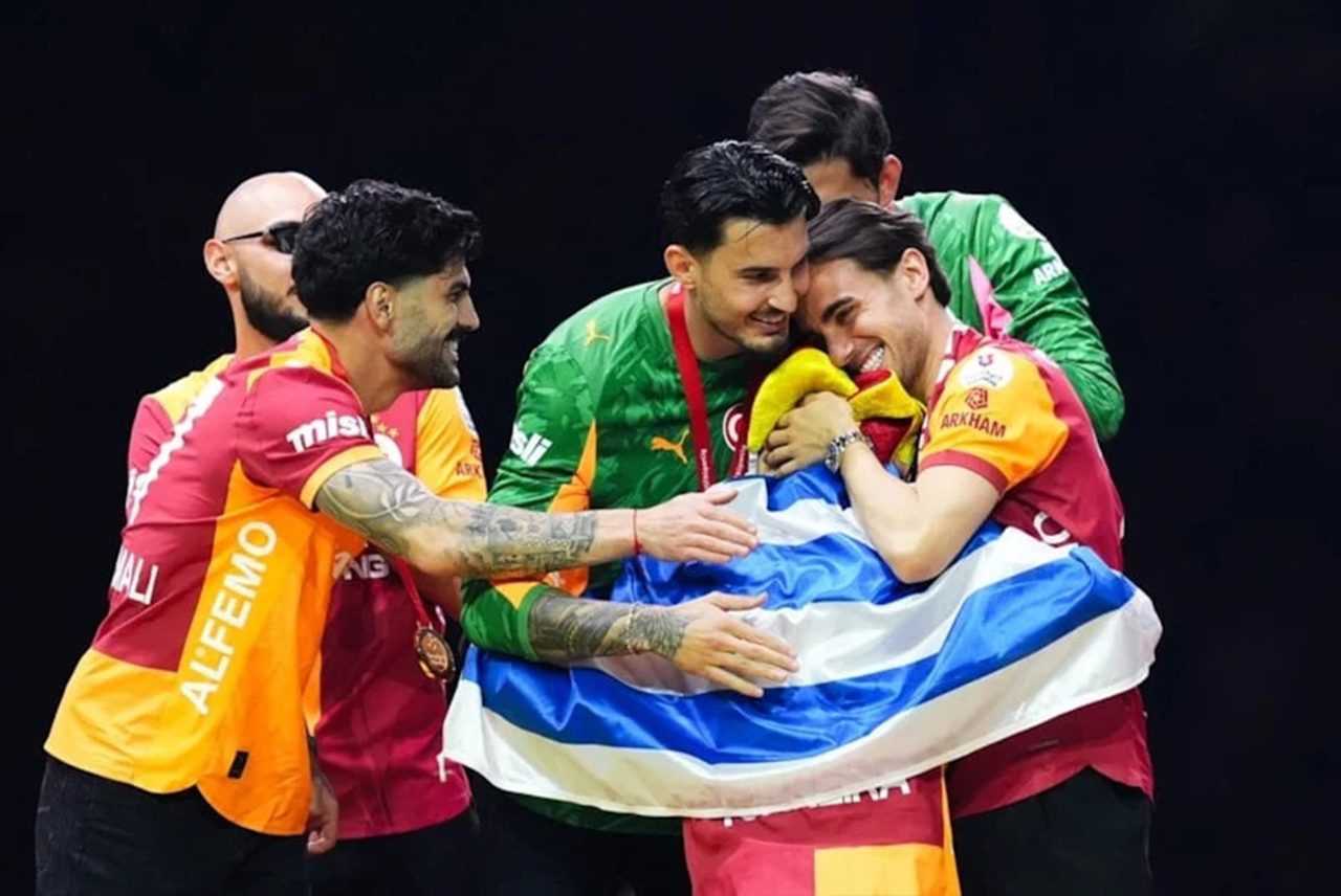 Sahada Duygu Patlaması: Torreıra Gözyaşlarına Hâkim Olamadı 6 Sahada Duygu Patlamasi Torreira Gozyaslarina Hakim Olamadi 7