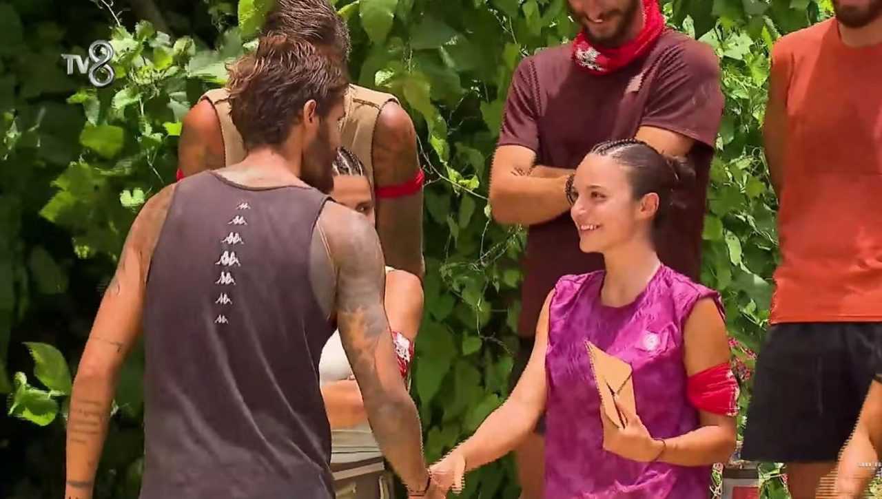 Survivor’da Aşk Rüzgarı Esti! Nefise’nin Cevabı Şaşırttı 4 Survivorda Ask Ruzgari Esti Nefisenin Cevabi Sasirtti 5