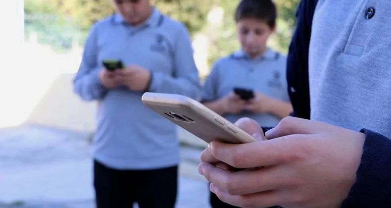 Derslerde Telefon Devri Kapanıyor: Hükümetten Tarihi Adım