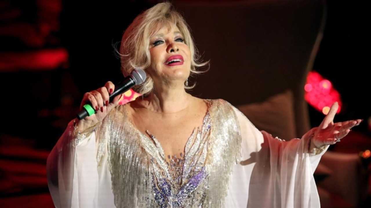 Emel Sayın’dan Üzen Erteleme: Konserlere Sağlık Arası 2 Emel Sayindan Uzen Erteleme Konserlere Saglik Arasi 3