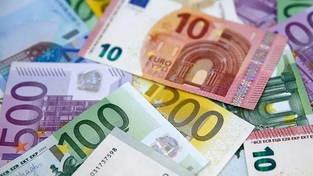 Dolar Rekor Tazeledi! Euro 54 TL Sınırında 1 Dolar Rekor Tazeledi Euro 54 TL Sinirinda 2