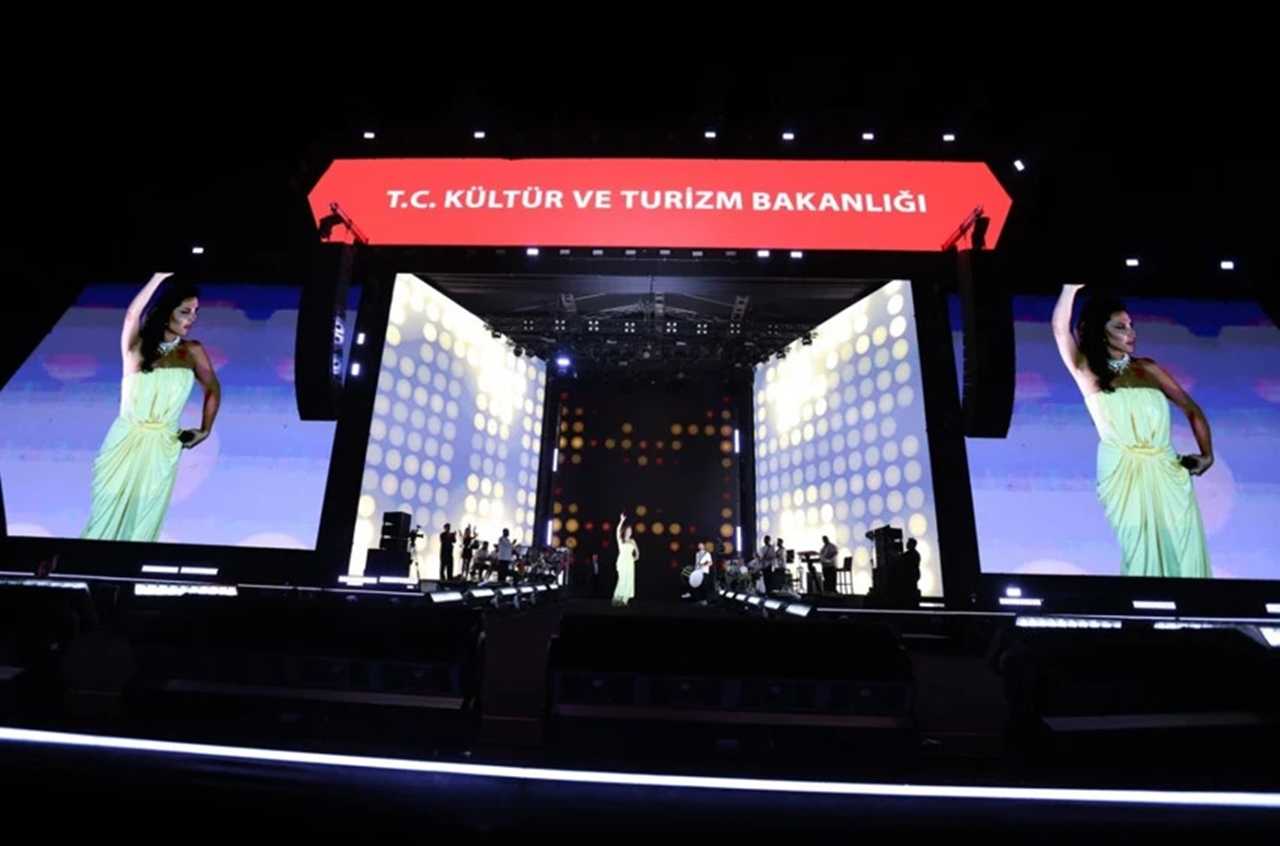 Ebru Yasardan Rekor Kalabalik Konya Konseri Gundem Oldu 5